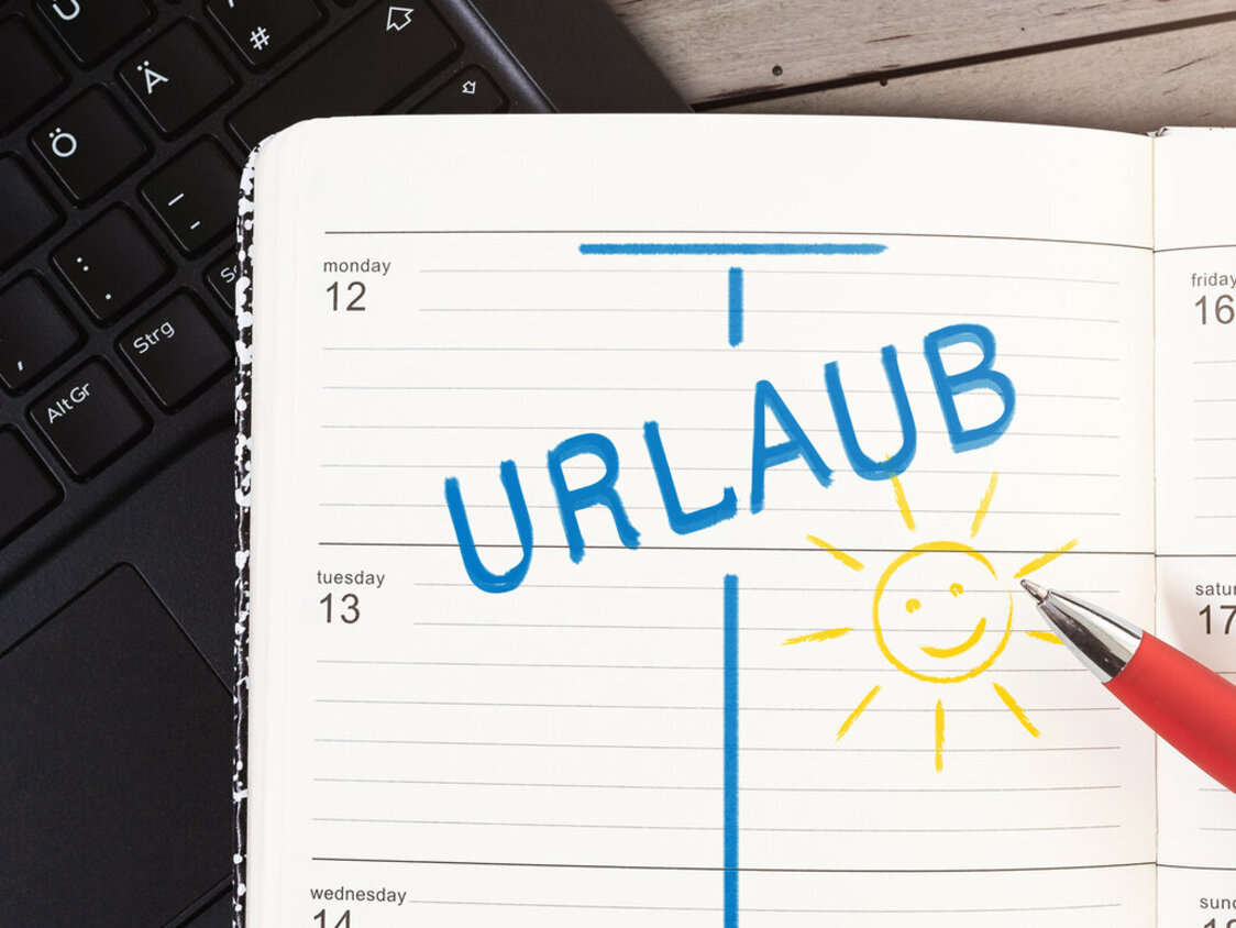 Illustration von einem Kalender mit eingezeichneten Urlaubstagen. 