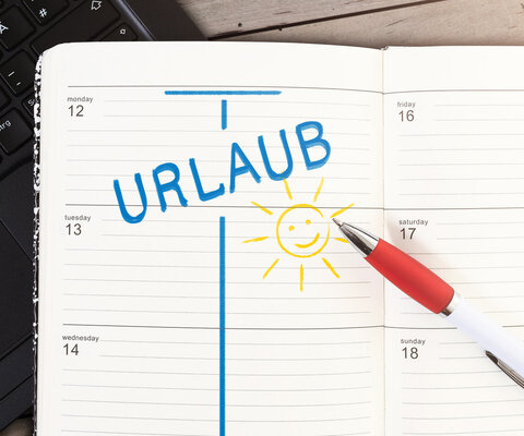 Illustration von einem Kalender mit eingezeichneten Urlaubstagen. 