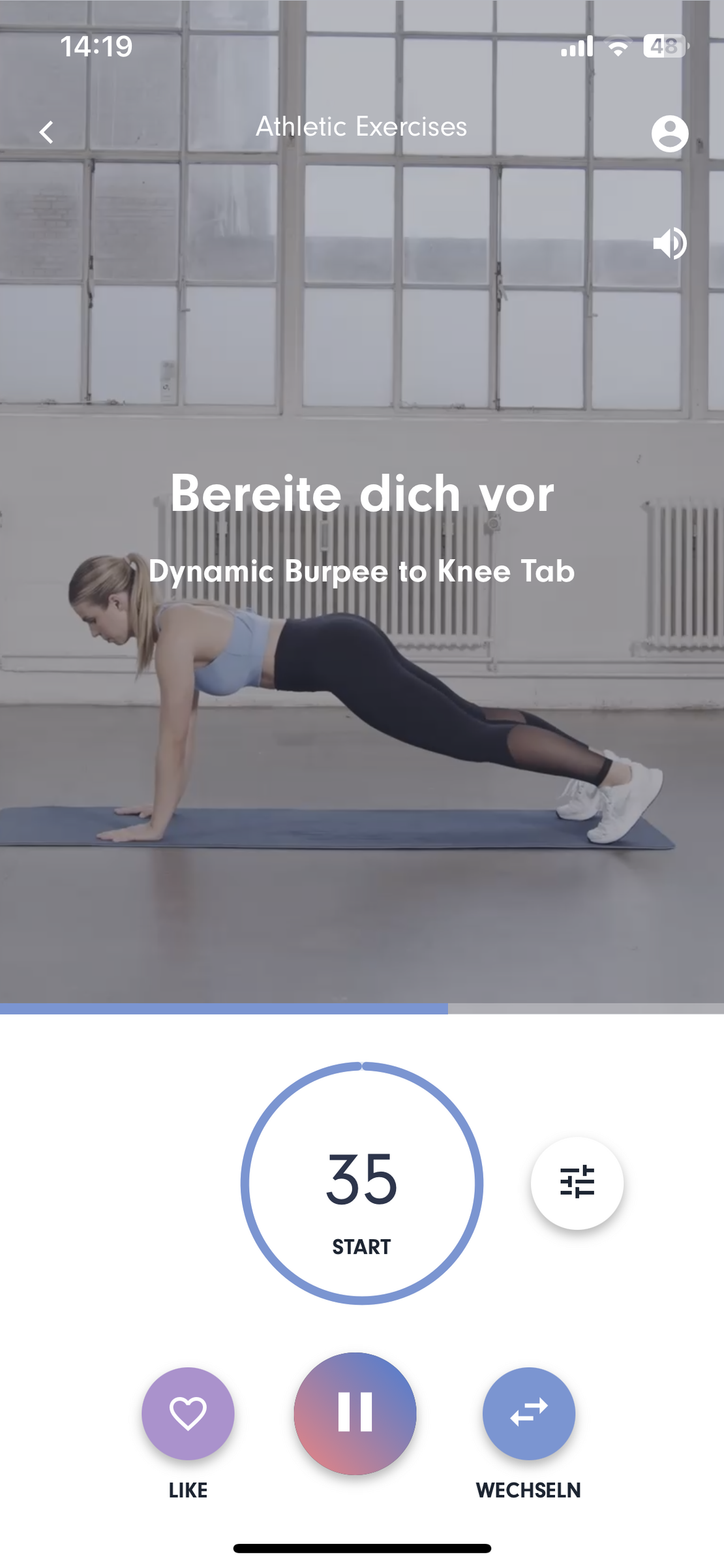 Ein Screenshot der App AIMO mit einer Frau, die eine Übung ausführt.