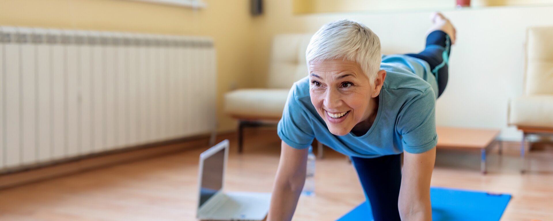 Frau macht Yoga auf einer Matte