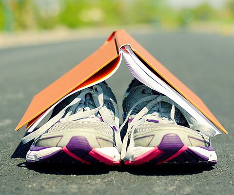 Laufschuhe mit Buch