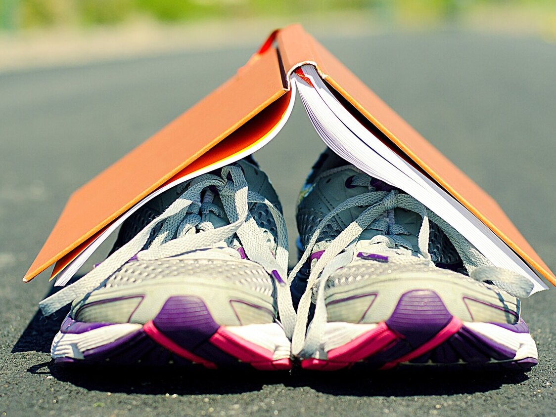Laufschuhe mit Buch
