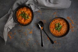 Zwei Schlüsseln rote Linsensuppe
