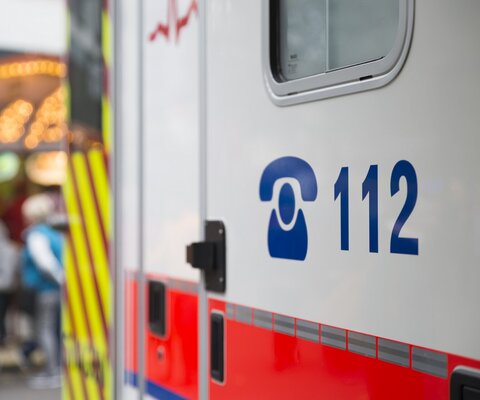 Ein Teil eines Krankenwagens mit der Nummer 112 ist zu sehen.
