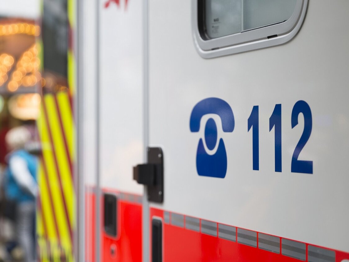 Ein Teil eines Krankenwagens mit der Nummer 112 ist zu sehen.