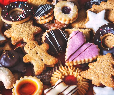 Weihnachtliches Gebäck in verschiedenen Formen.