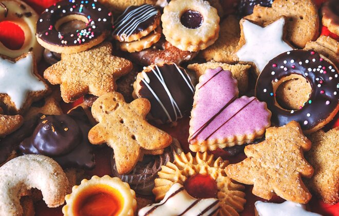 Weihnachtliches Gebäck in verschiedenen Formen.