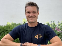 Das Foto zeigt Frank Möller, der an einer Mauer lehnt.