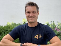 Das Foto zeigt Frank Möller, der an einer Mauer lehnt.