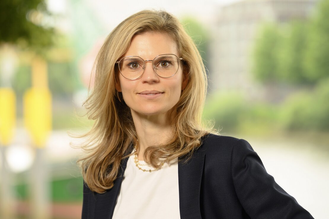 Das Bild zeigt die hkk-Vorständin Jessica Probst.