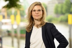 Das Bild zeigt die hkk-Vorständin Jessica Probst.