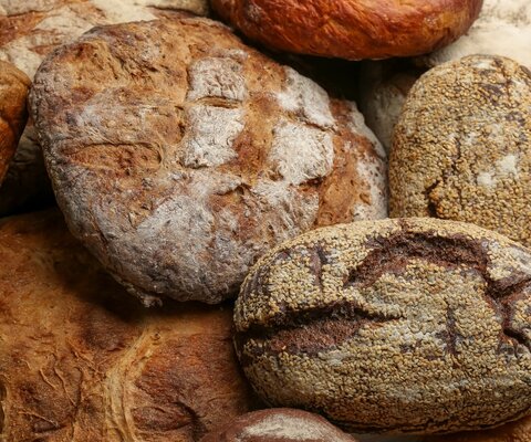 Mehrere Laibe unterschiedlicher Brote.