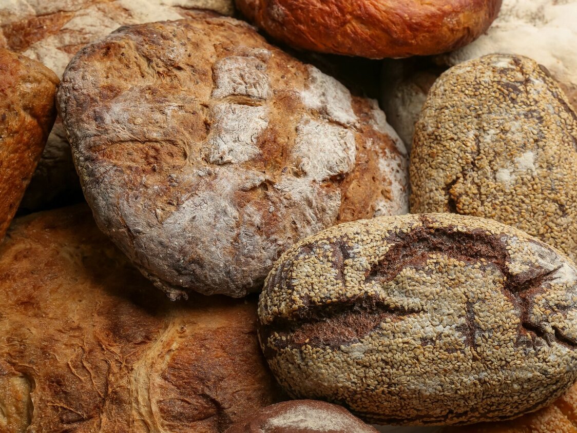 Mehrere Laibe unterschiedlicher Brote.