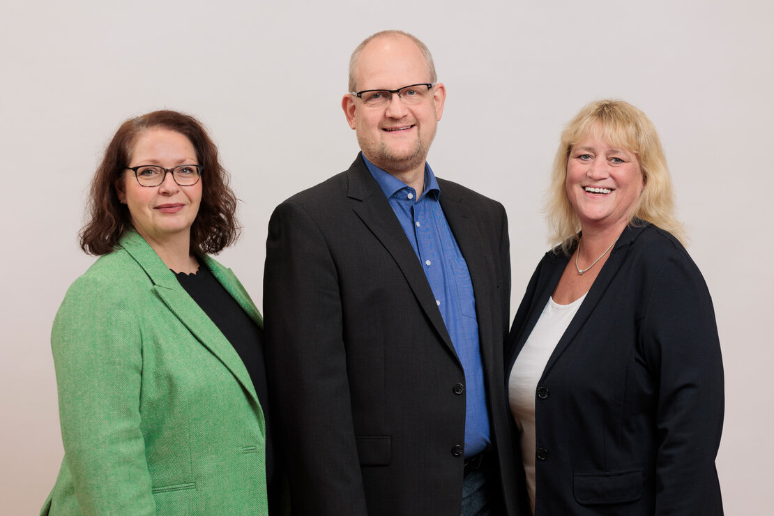 Das Foto zeigt die Mitglieder der Liste 2: Natalie Bani Ardalan, Peter Riedel und Bettina Schubert.