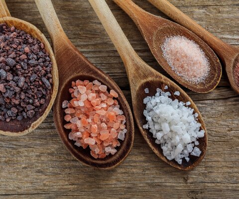 Holzlöffel mit verschiedenen Salzarten