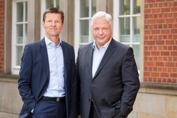 Das Bild zeigt den hkk-Vorstand Michael Lempe und seinen Stellvertreter Lutz Trey.