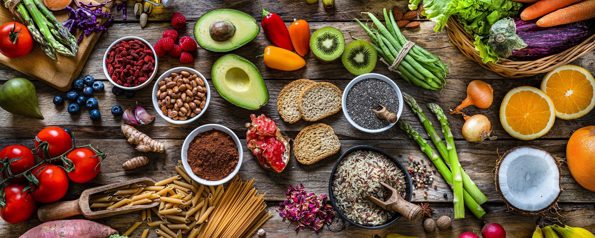 Große Gruppe von Obst, Gemüse, Getreide und Gewürzen von oben fotografiert