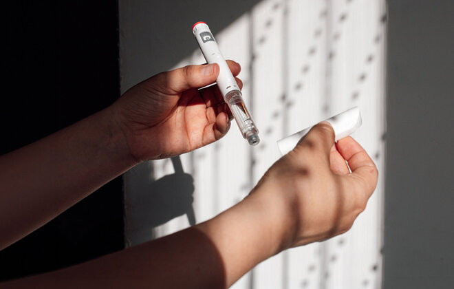 Diabetes Typ 2 Insulin Pen hanede closeup