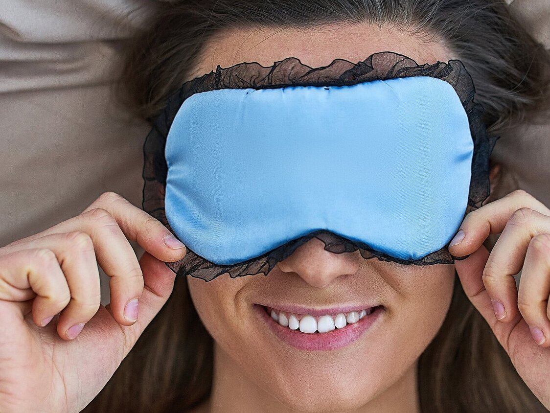 Frau mit Schlafmaske