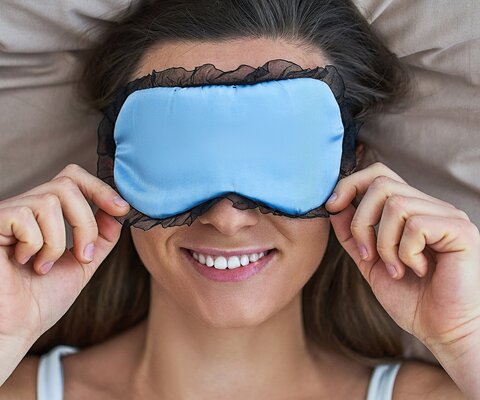 Frau mit Schlafmaske