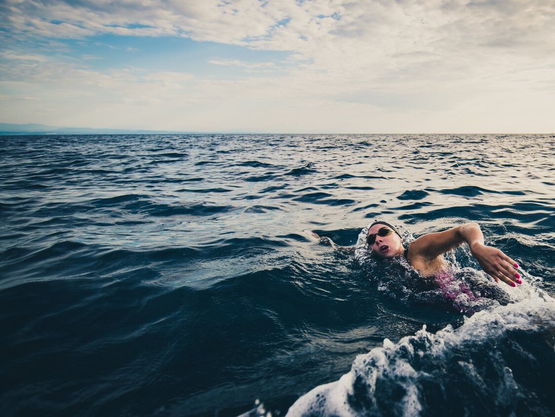 Eine Frau schwimmt im Meer.