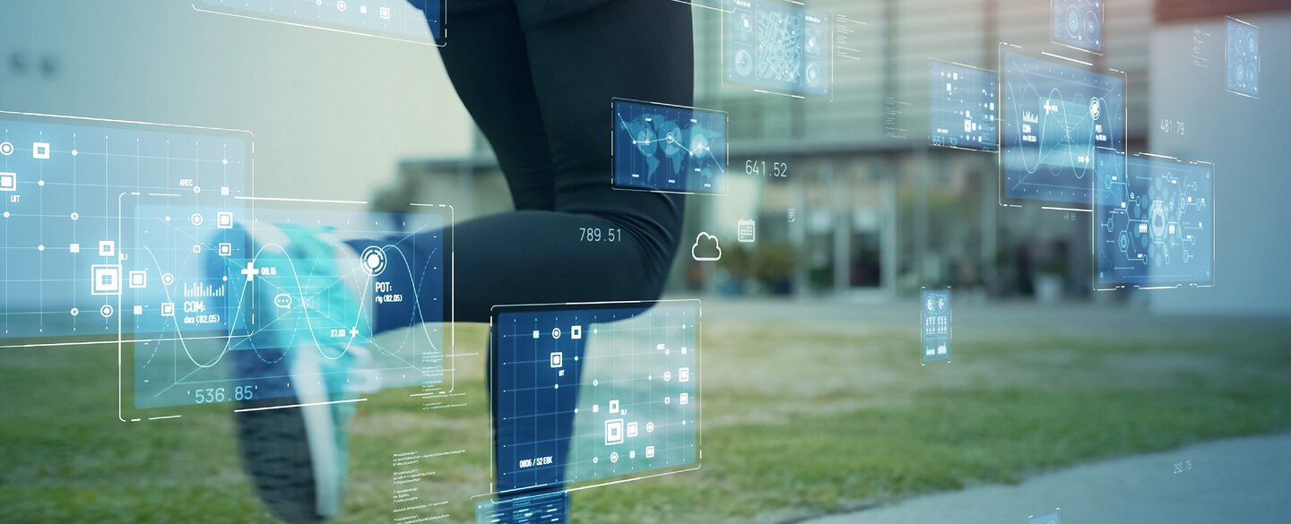 Die Beine eines Läufers sind zu sehen und darüber sind digitale Analysedaten eingeblendet.