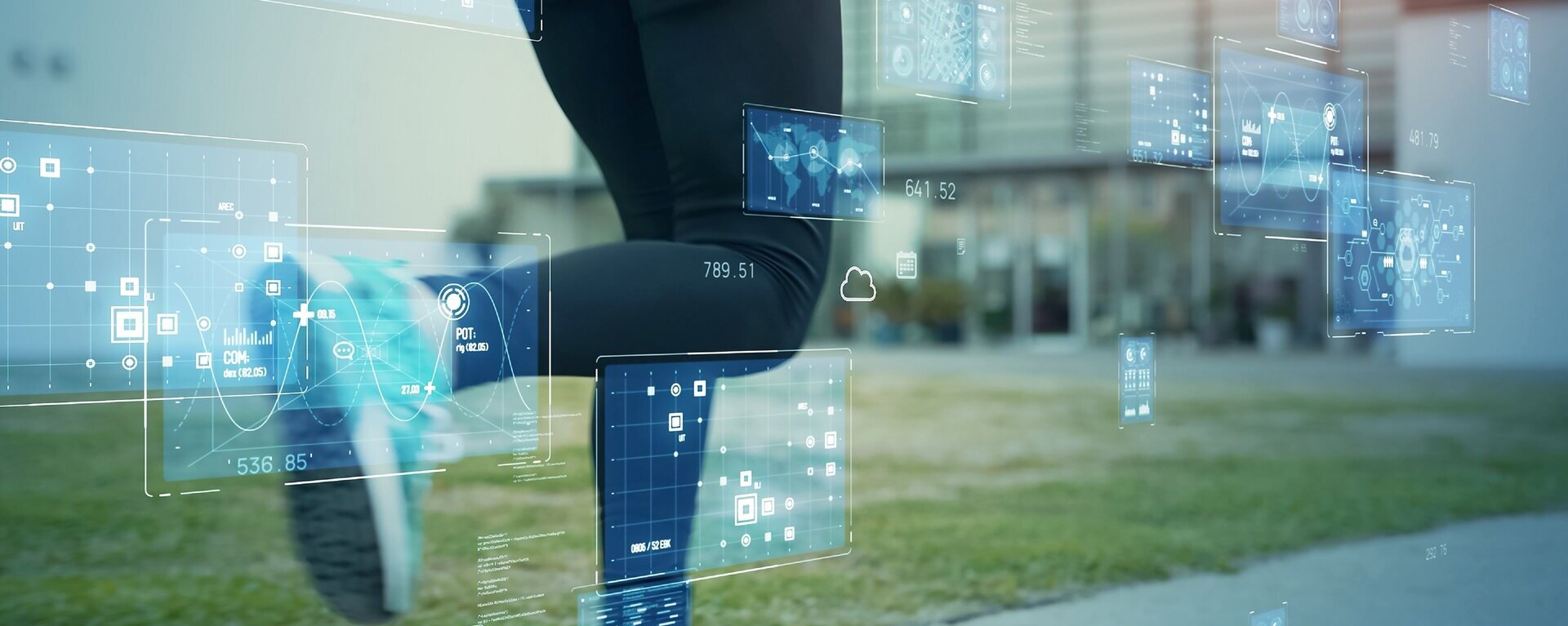 Die Beine eines Läufers sind zu sehen und darüber sind digitale Analysedaten eingeblendet.