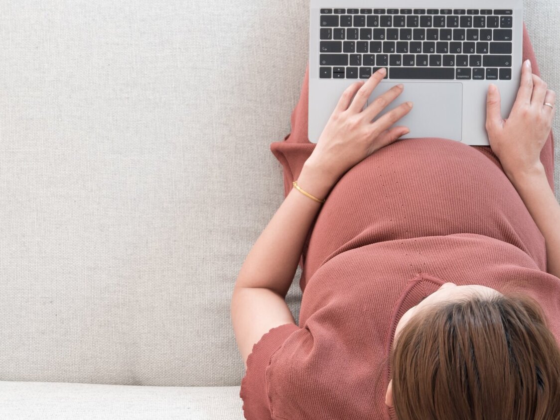 Schwangere mit Laptop