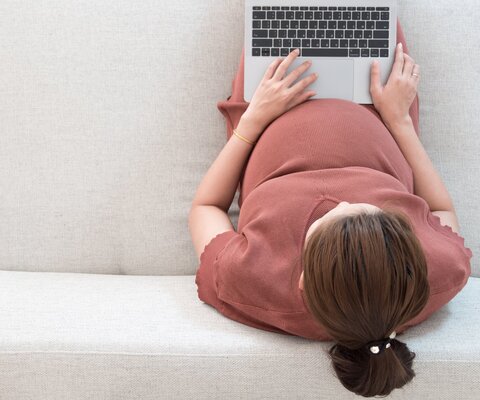 Schwangere mit Laptop