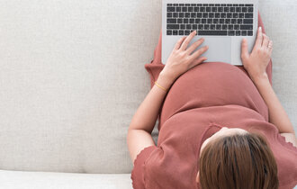 Schwangere mit Laptop