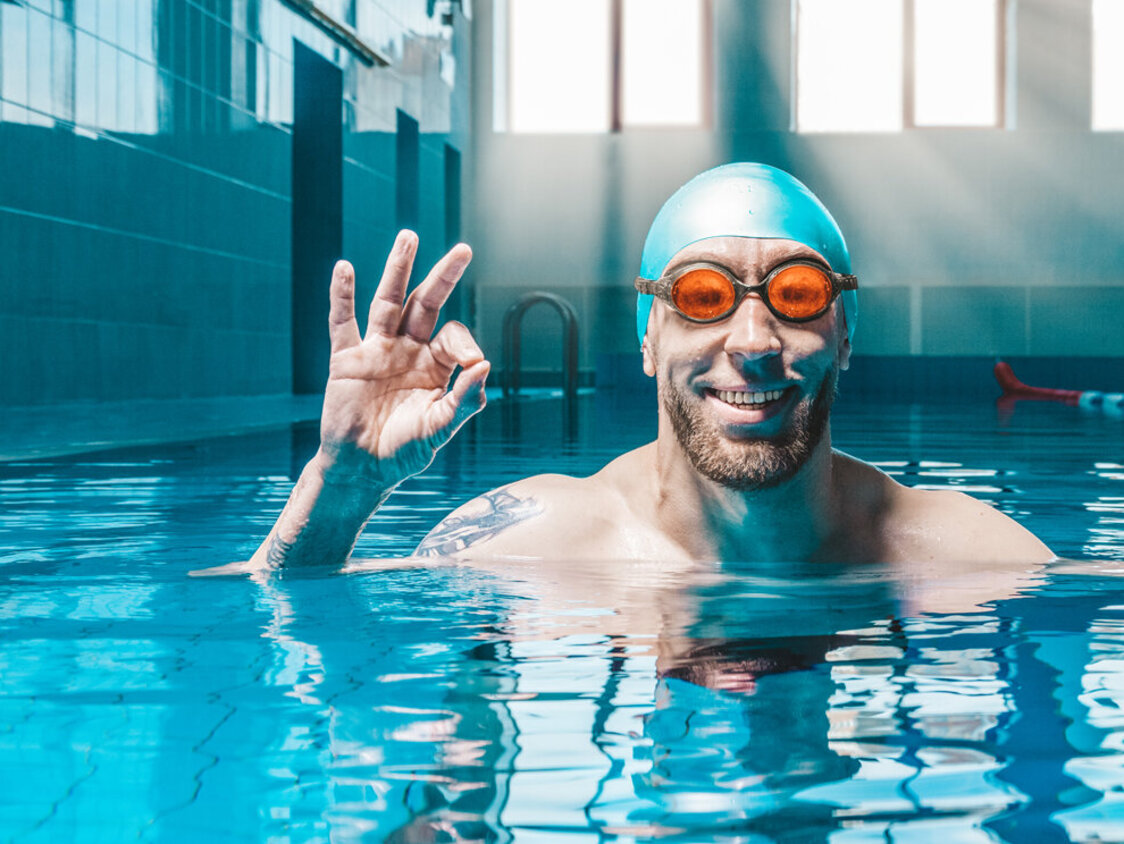 Schwimmer mit Kappe und Brille