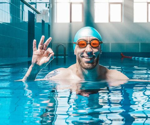 Schwimmer mit Kappe und Brille