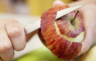 Ein Apfel wird geschält.