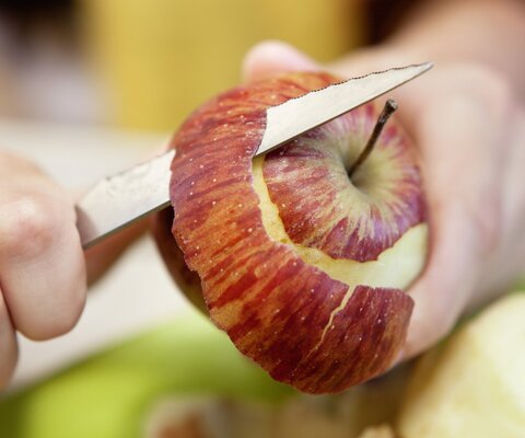 Ein Apfel wird geschält.