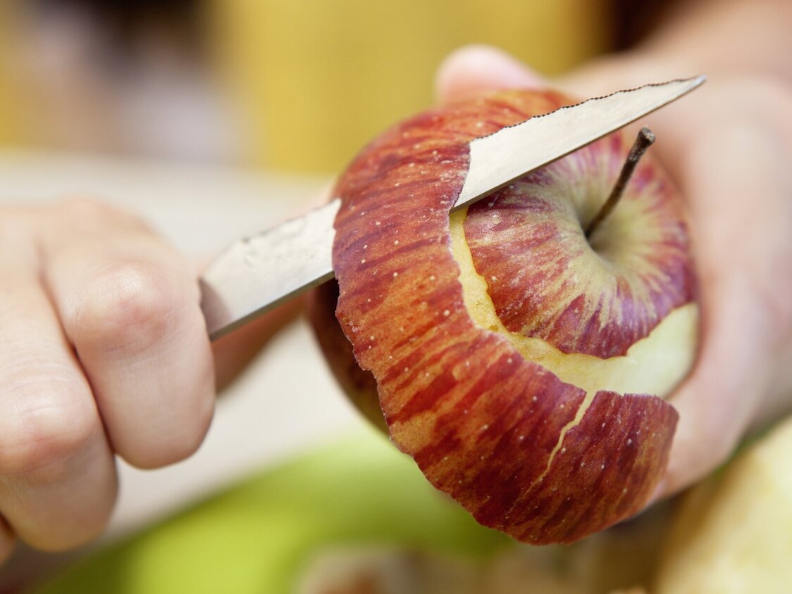 Ein Apfel wird geschält.