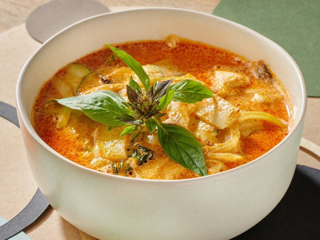 Eine große Schüssel mit Fenchel Mango Curry steht auf dem Tisch.