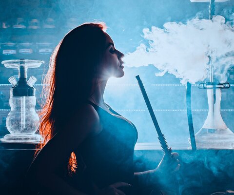 Wasserpfeife rauchende Frau