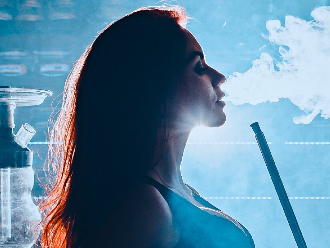 Wasserpfeife rauchende Frau