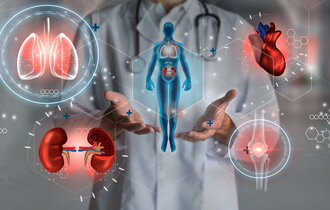 Ein Arzt zeigt virtuell den Körper und einige Organe.