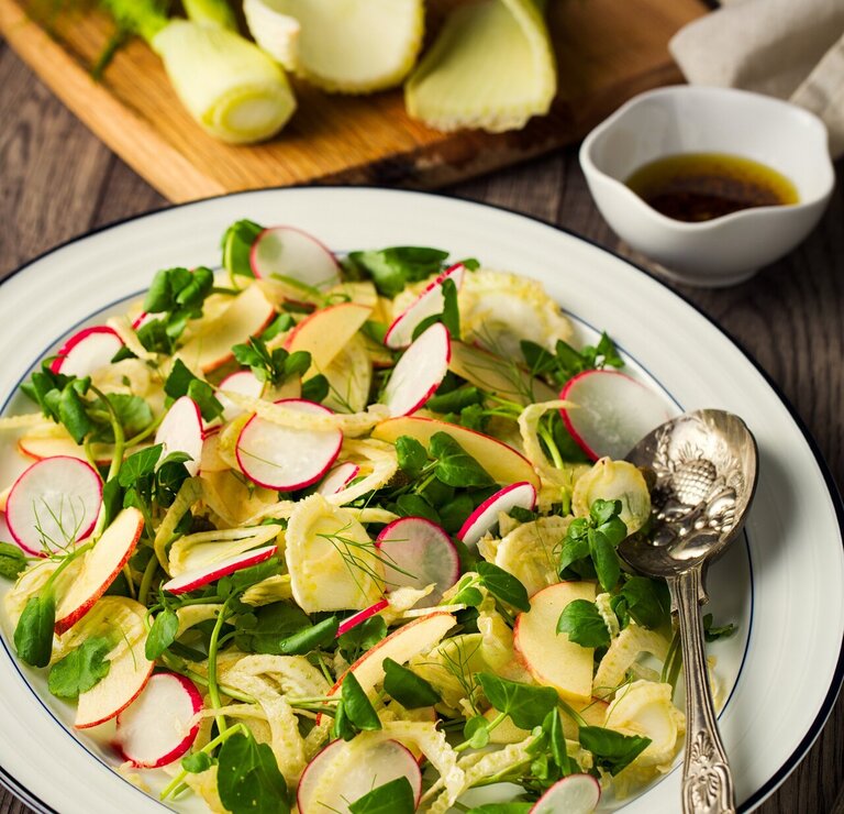 Apfel-Radieschen-Salat auf einem Teller angerichtet
