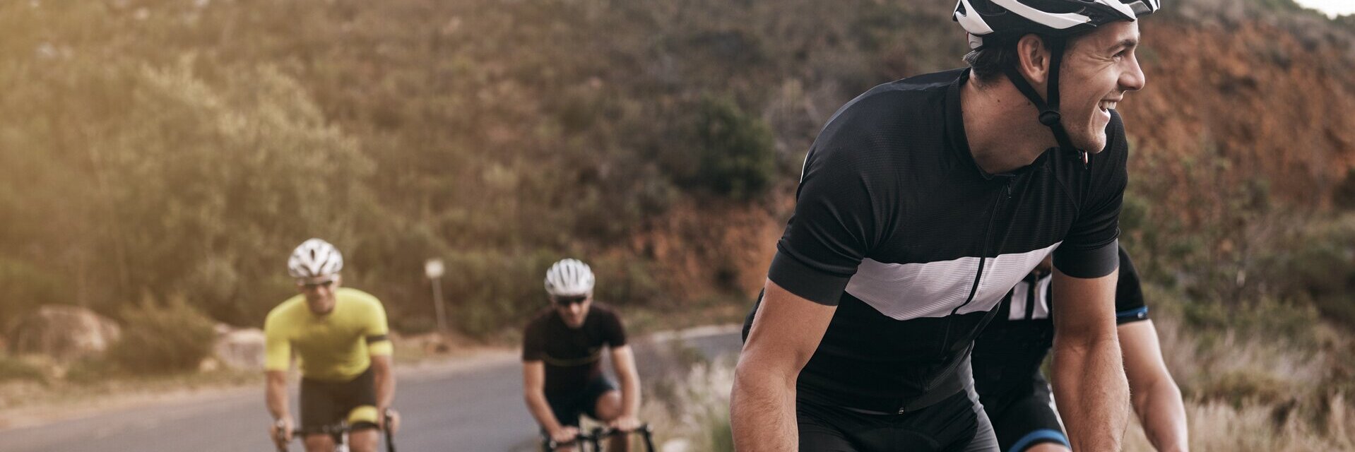 Eine Männergruppe fährt Rennrad in den Bergen.