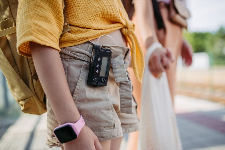 Schulkind trägt eine Insulinpumpe.