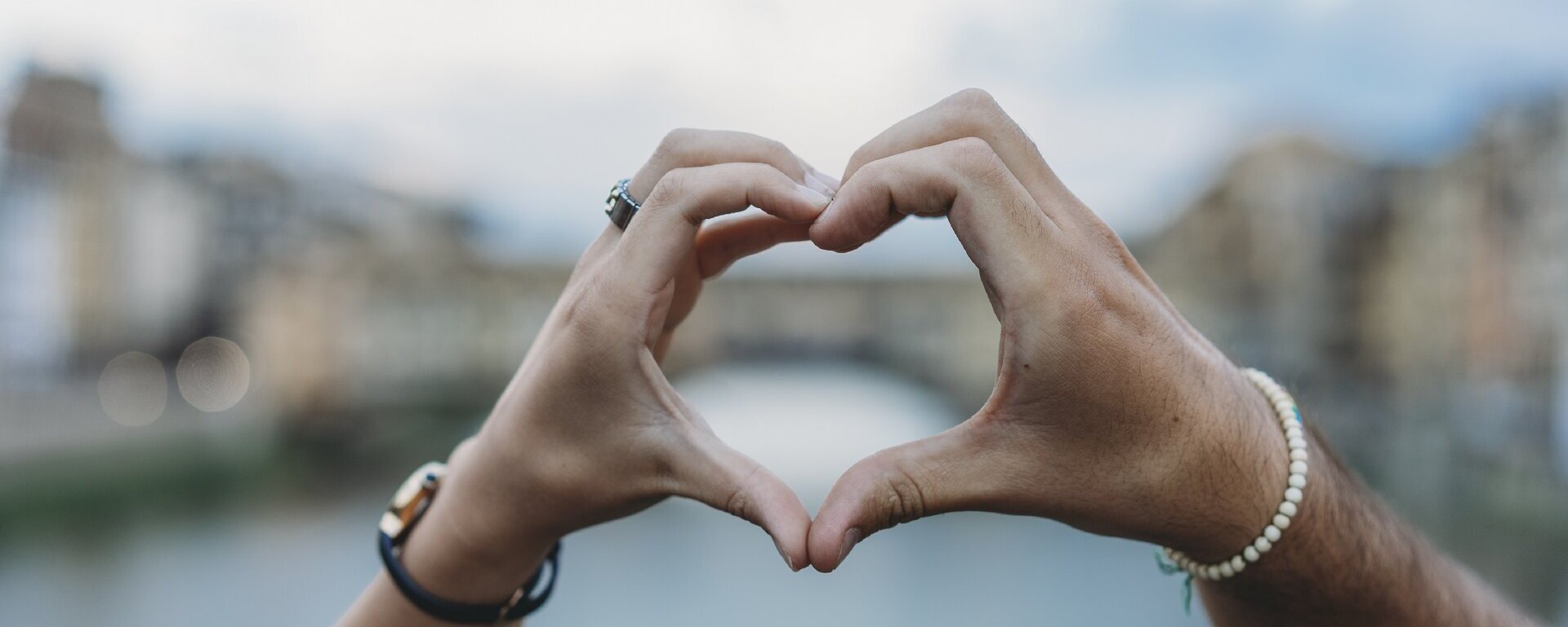 Ein Herz wird aus zwei Händen geformt.