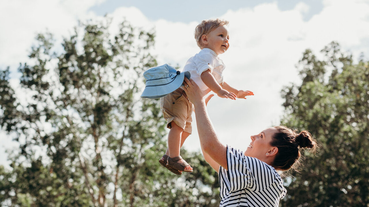 Baby richtig hochheben hkkmagazin