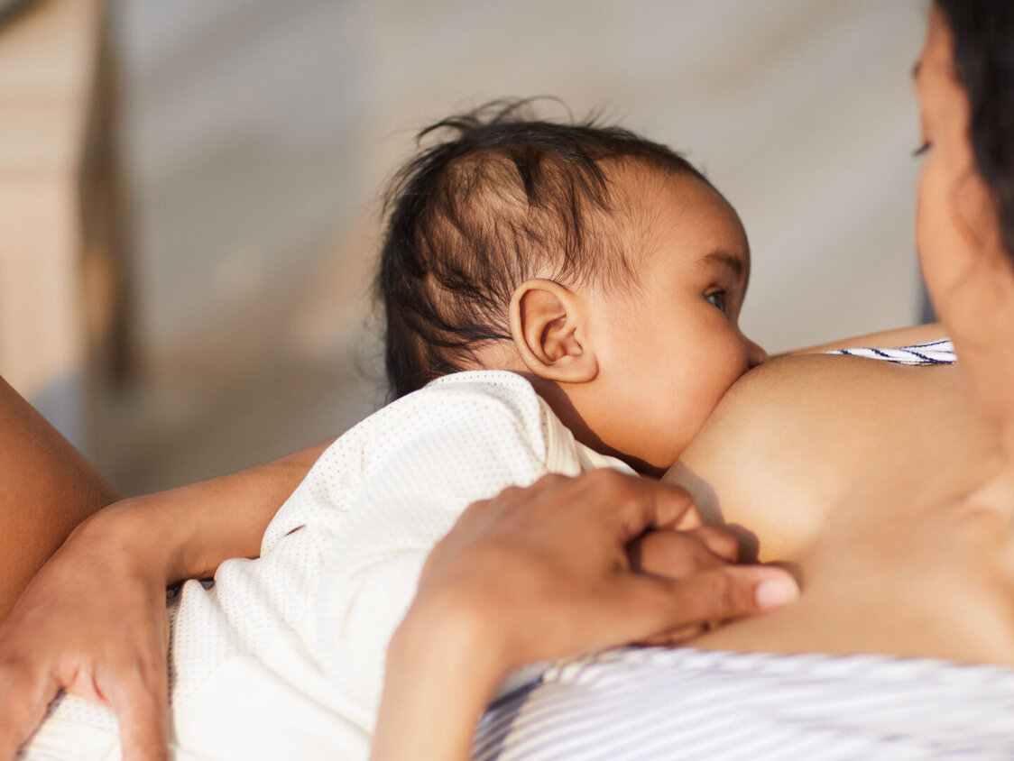 Stillende Frau mit Baby