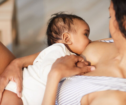 Stillende Frau mit Baby