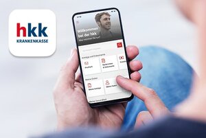 Jemand hat ein Handy in der Hand auf dem man die hkk App sehen kann.