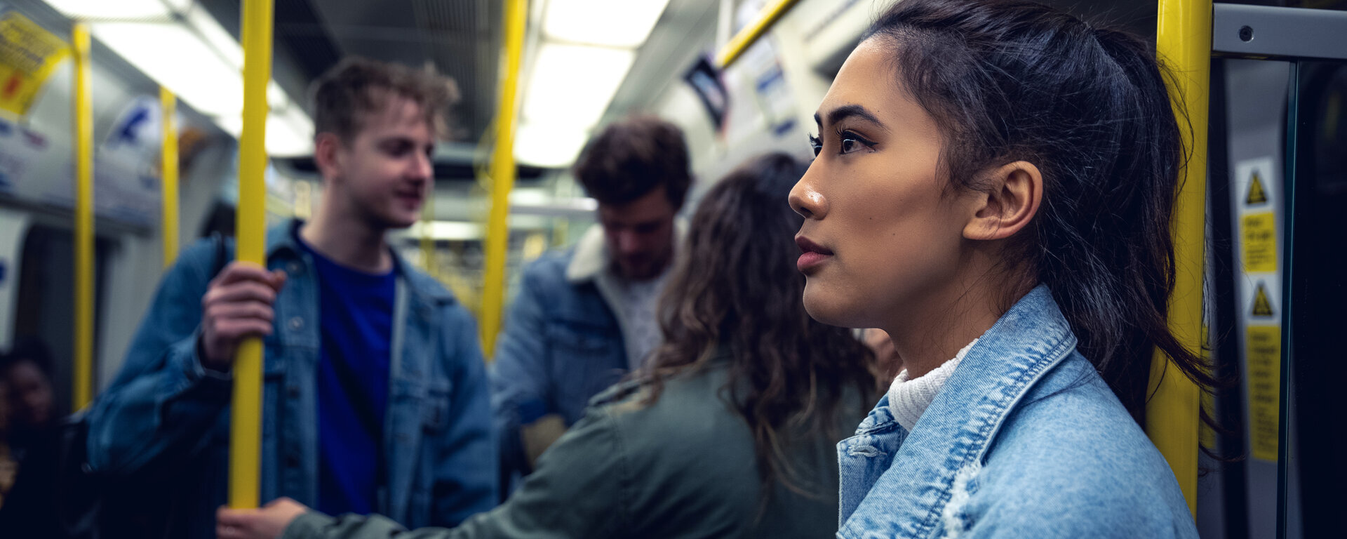 Frau steht in der U-Bahn