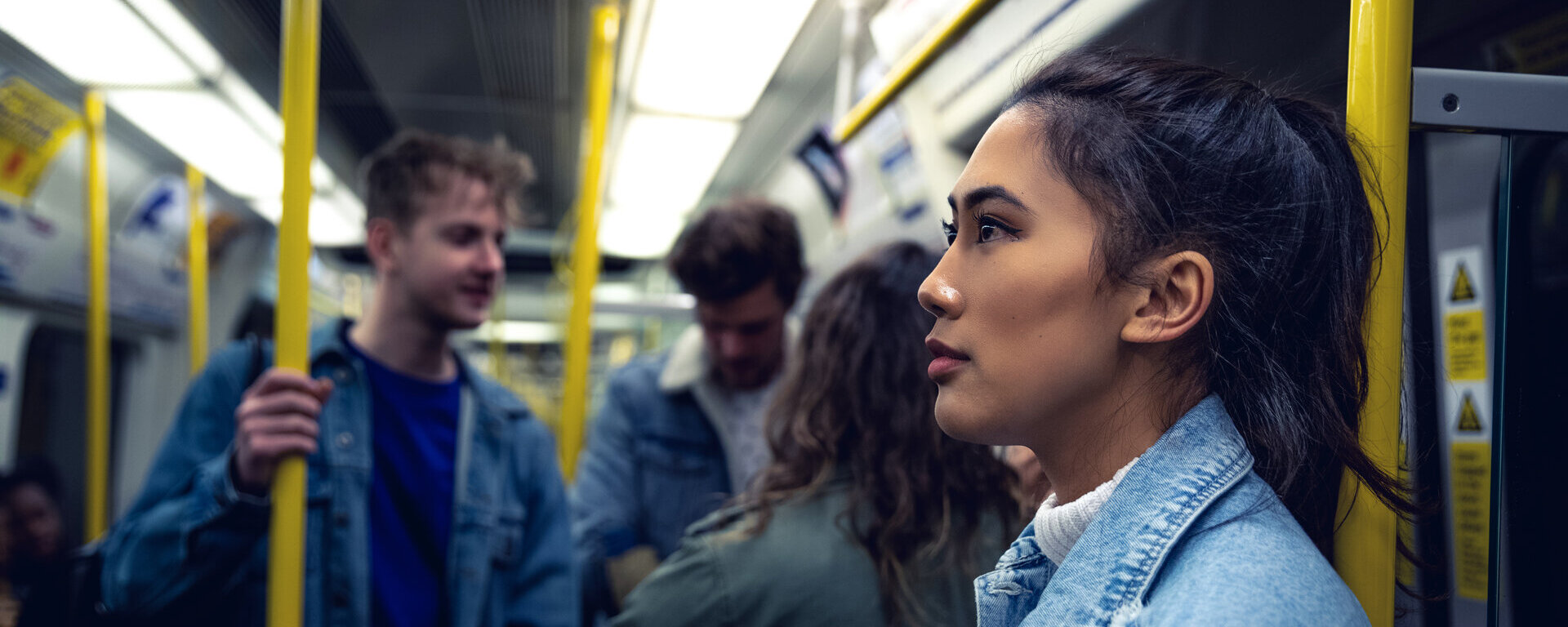 Frau steht in der U-Bahn