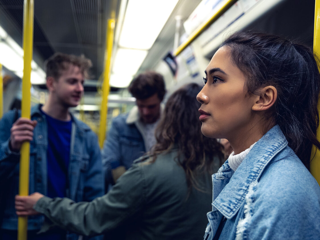 Frau steht in der U-Bahn